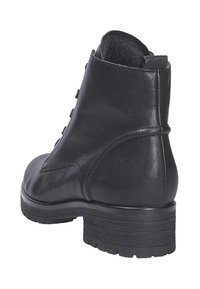 Bottine en cuir noir, à bout rond, avec un laçage à l'avant, un talon texturé et de subtils détails de couture. Semelle en caoutchouc durable avec texture antidérapante.