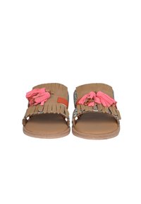 Sandali con frangia marrone e nappine rosa, con un design leopardato. Infradito con suola piatta e materiale in pelle morbida.