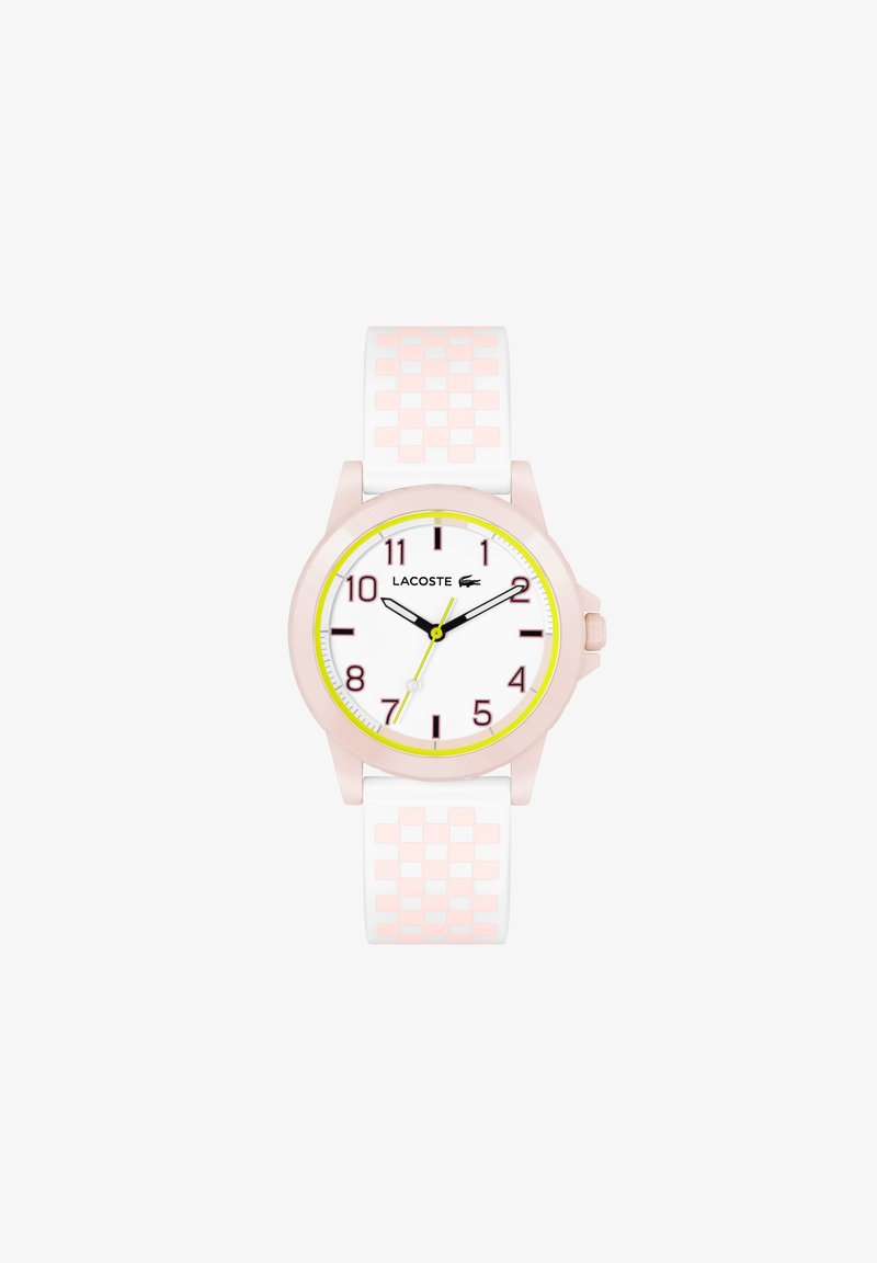 Lacoste klocka med ett vit och rosa rutat silikonarmband, rund boett, vit urtavla, gula accenter och lila timmarkeringar.