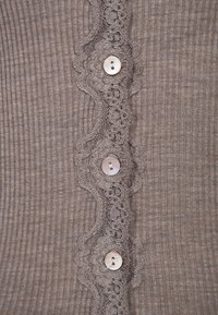 Brązowy kardigan prążkowany, z ozdobną koronkową lamówką i trzema okrągłymi guzikami w jaśniejszym odcieniu. Tekstura jest miękka i gładka.
