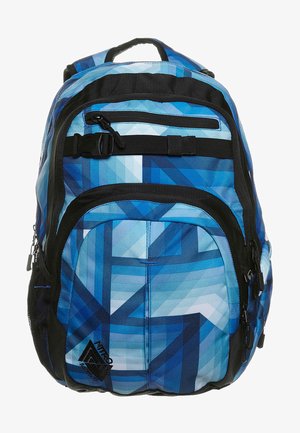 Blauer Rucksack mit geometrischem Muster, mehreren Fächern, schwarzen Trägern und Reißverschlüssen. Hergestellt aus strapazierfähigem Stoff mit strukturierter Form.
