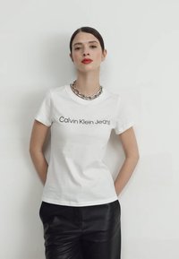 Calvin Klein Jeans INSTITUTIONAL LOGO 2 PACK - Tričko s potlačou - fiery red/bright white