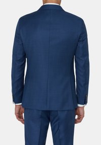 Niebieska marynarka o strukturze, z klapami w kształcie notcha i dwoma guzikami. Posiada pojedynczy rozporek z tyłu i guziki przy mankietach.