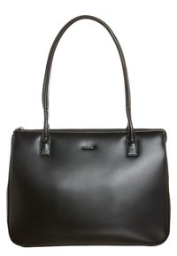 Zwarte lederen handtas met twee lange hengsels, gladde textuur, rechthoekige vorm en een subtiel logo aan de voorkant. Bovenkant met ritssluiting.