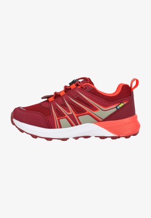 Zapatilla deportiva roja y naranja hecha de malla transpirable con acentos grises reflectantes y una suela de goma texturizada. Presenta una lengüeta y un sistema de cordones.