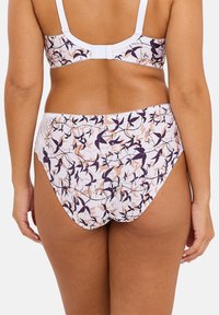 Ensemble de bikini à motif floral en blanc, avec des designs violets et pêches ; accents en dentelle complexe sur les culottes et bretelles réglables.