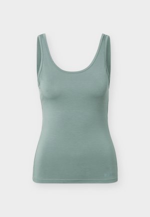 Ærmeløs tanktop med rund hals i afdæmpet salviegrøn med diskrete syninger og et lille præget logo nær nederste kant.