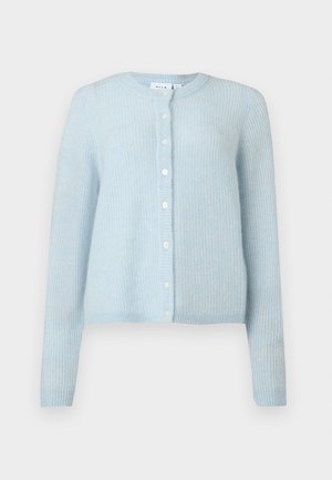 Lyseblå strikket cardigan med lange ærmer og rund halsudskæring, med en frontknaplukning med otte hvide knapper.
