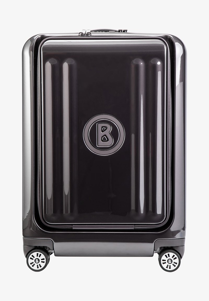 Hartschalenkoffer mit glänzender dunkelgrauer Oberfläche, ausgestattet mit horizontalen Rillen, einem runden Logo und multidirektionalen Rollen für einfache Manövrierfähigkeit.