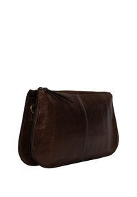 Borsa a tracolla in pelle marrone con una texture morbida, chiusura con zip e forma arrotondata. Presenta una leggera lucentezza e dettagli di cucitura lungo i lati.