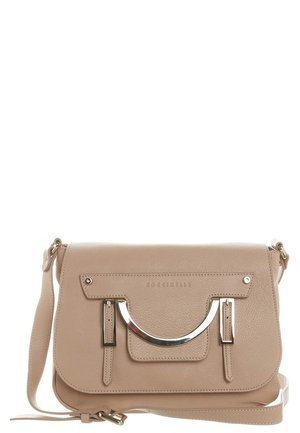 Beige læder crossbody taske med sølvfarvet metalhåndtag i U-form og justerbar skulderrem.