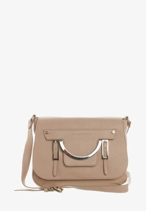 Sac bandoulière en cuir beige avec détail de poignée en métal argenté en forme de U et bandoulière réglable.