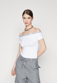 Calvin Klein Jeans LOGO ELASTIC BARDOT TOP - Trükipildiga T-särk - bright white