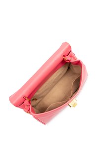 Borsa a tracolla in pelle rosa con una texture liscia, dettagli in metallo dorato e un interno spazioso che presenta una tasca con zip e una fodera morbida.