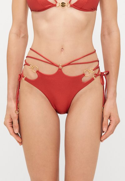 Rode bikinibroek met gouden hardwareaccenten, met uitsneden aan de zijkanten en verstelbare strikjes. Gladde textuur met dunne, kruislings gebonden bandjes.
