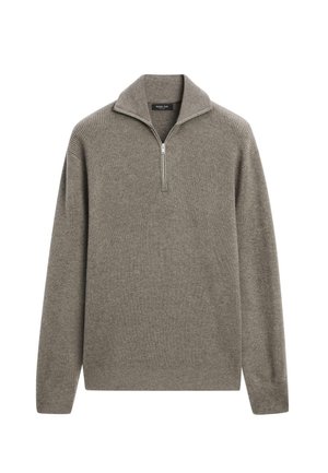 Světlě hnědý žebrovaný svetr se čtvrtinovým zipem a límcem typu šála. Má dlouhé rukávy a strukturovaný pletený materiál.