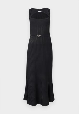 Sort ærmeløs midikjole med ribstrikket tekstur, udskåret halsudskæring og tyndt bælte med en lille sølv logo-spænde i taljen.