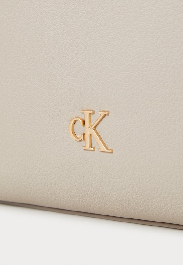 MINIMAL MONOGRAM CHAIN TOTE - Tote bag - chateau4