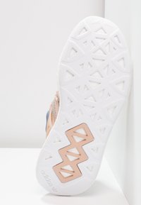 Scarpa sportiva con suola in gomma bianca caratterizzata da un motivo geometrico. Tomaia in blu e pesca con accenti testurizzati. Marchio visibile.