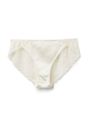 Witte ondergoed met kantafwerking, een satijnen voorkant en textuurkant zijkanten. Het heeft een gegolfde rand en een gladde afwerking.