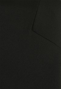 Czarna, teksturowana tkanina o gładkiej powierzchni i lekko wypukłych wzorach, z zagiętym rogiem podkreślającym jej kształt.