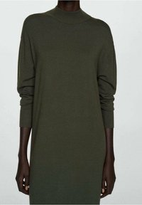 Robe en maille vert olive avec un col montant, des manches amples et des poignets côtelés. Texture douce avec une silhouette décontractée et droite.