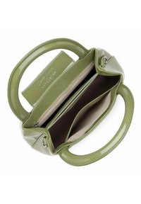 Borsa a mano in pelle verniciata verde con forma strutturata, dotata di due manici corti, una tasca interna con zip e una fodera beige.