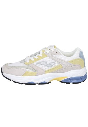Zapatilla deportiva blanca con detalles en ante amarillo, azul y beige, parte superior de malla, cierre con cordones y suela de goma texturizada.