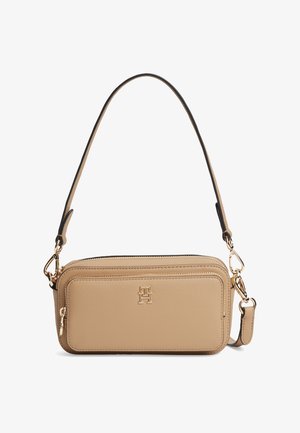 Sac à bandoulière rectangulaire en cuir beige avec fermeture éclair et logo dorés, doté d'une sangle ajustable et d'une poche zippée à l'avant.
