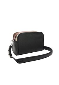 Czarna skórzana torebka na ramię z teksturowaną powierzchnią, podwójnym zamkiem błyskawicznym i regulowanym paskiem. Kompaktowy, prostokątny kształt z brązowymi akcentami.