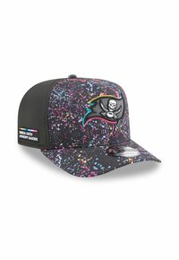 Schwarze Kappe mit Spritzmuster in lebhaften Farben, ausgestattet mit einem Totenkopf-Logo und einem seitlichen Etikett, das "Crucial Catch Intercept Cancer" liest.