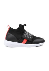 Scarpa sportiva nera con un alto collare in maglia, fissata con una cinghia in velcro, dotata di un accento rosso e suola bianca a contrasto.