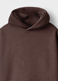 Brauner Hoodie aus weichem, strukturiertem Stoff mit einer klassischen Kängurutasche und einer großen, abgerundeten Kapuze. Glatte Oberfläche ohne Muster.