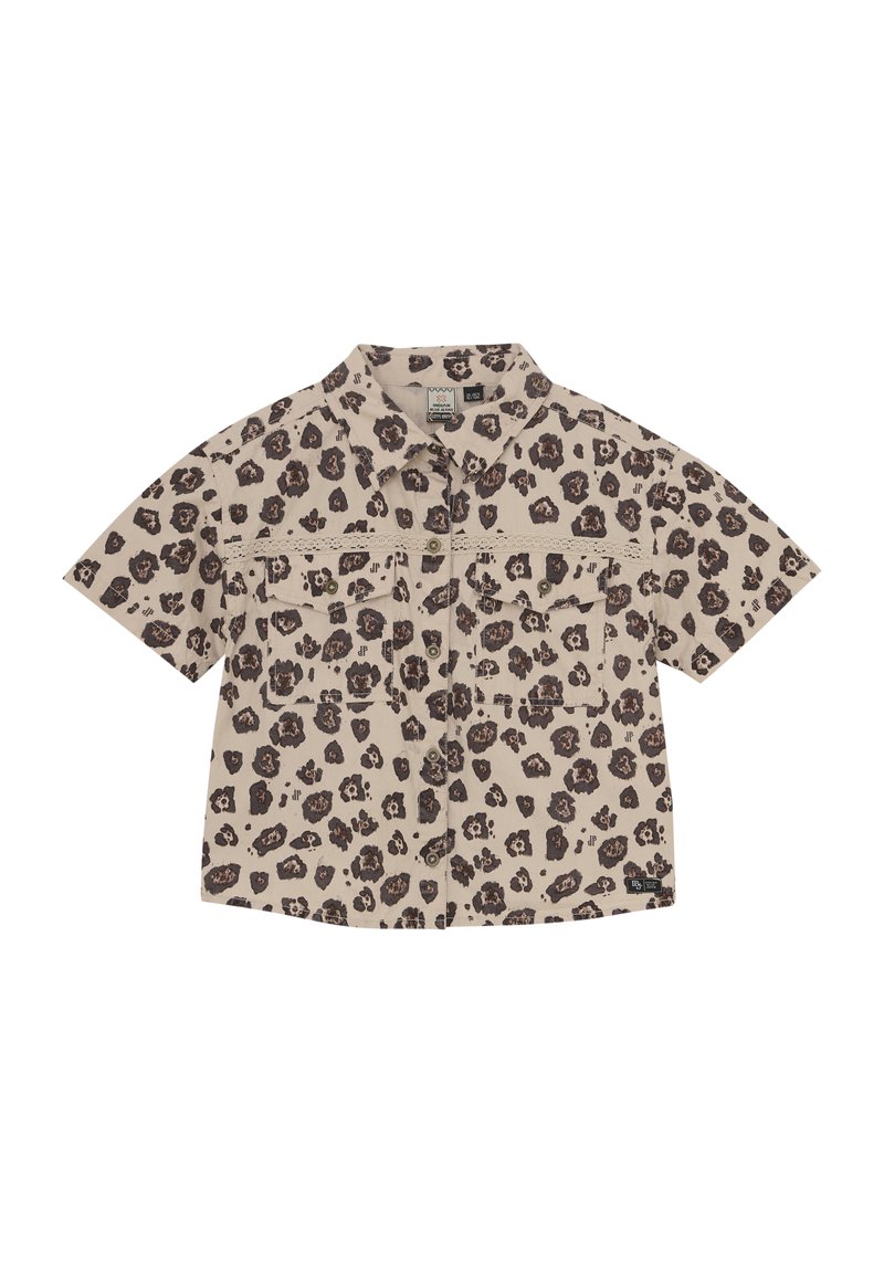 Kortärmad skjorta i ljus beige tyg med ett leoprintmönster i brunt, med en spetsig krage och två framfickor.