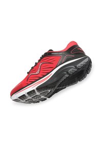 Chaussure de sport rouge avec des accents noirs, tige en mesh, semelle rembourrée et semelle texturée. Présente une semelle intermédiaire blanche contrastante et des lacets.