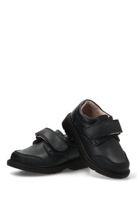 Zapatos infantiles de cuero negro con correas de Velcro ajustables y cuellos acolchados, diseñados para la comodidad y fácil uso.