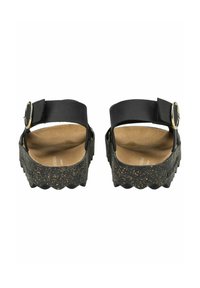 Černé sandály s hladkým svrškem, nastavitelným popruhem s kulatou sponou a texturovanou platformou v korkovém stylu se zvlněnými okraji.