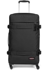 Černý kufr na kolečkách s textilním povrchem, teleskopickou rukojetí, dvěma popruhy a logem značky. Má kolečka pro snadnou přepravu.
