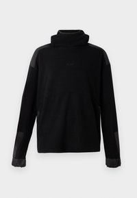 Pullover nero a maniche lunghe con collo alto, polsini elasticizzati e inserti in tessuto liscio sulle spalle e sulle maniche.