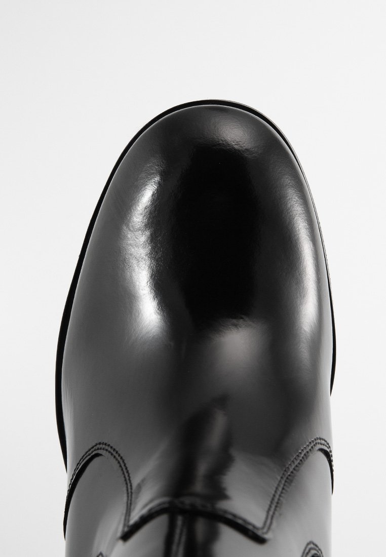 Schwarzer Lederstiefel mit glänzender Oberfläche, runder Zehenpartie und minimalen Nahtdetails. Glatte Textur, elegantes Design und keine sichtbaren Beschläge.
