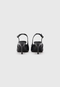 Escarpins noirs à bride arrière avec un bout pointu et un talon stiletto fin. Matière en cuir lisse avec une bride de cheville ajustable et un détail de boucle.