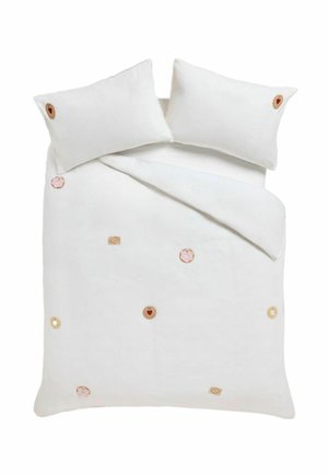 Completo letto bianco con due cuscini e piumone caratterizzato da piccoli ricami sparsi tra cui cuori, ciambelle e buste.
