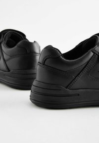Next Krõpsuga jalatsid - black