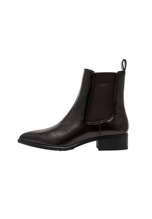 Stivaletto alla caviglia in pelle marrone scuro lucida con pannello laterale elastico, tacco basso a blocchetto, pull tab sul retro e punta arrotondata.