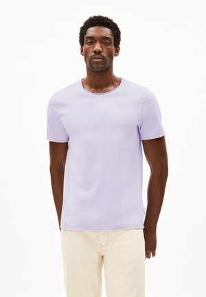Lila t-shirt met korte mouwen en een ronde halslijn, gemaakt van zachte stof, gedragen met lichtgekleurde jeans. Eenvoudig ontwerp, geen zichtbare patronen.