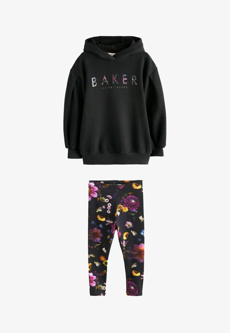 Melns kapucis ar daudzkrāsainu "BAKER by Ted Baker" tekstu, apvienots ar melnām legingām, kurām ir dzīvīgs ziedu raksts violetā, dzeltenā un rozā krāsā.