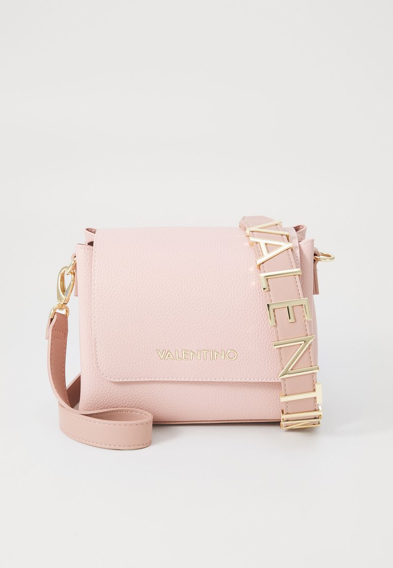 Bolsa de crossbody rosa em pele com ferragens douradas. Apresenta uma superfície texturizada, fecho de aba e uma alça adornada com o nome da marca em letras grandes.