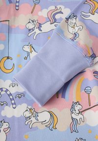 Vaalean lilaa kangasta, jossa on leikkisä yksisarvinen kuvio, pilviä, tähtiä ja karkkiaiheita. Pehmeä pinta, jossa on sileä viimeistely.