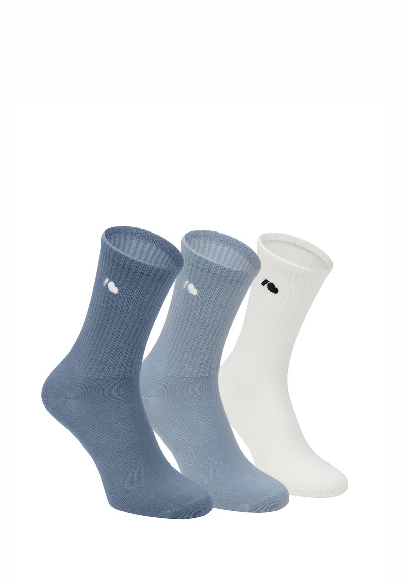 Trzy pary skarpetek: jedna ciemnoniebieska, jedna jasnoniebieska i jedna biała. Wszystkie mają ryżowany wzór i małe serduszko w pobliżu mankietu.