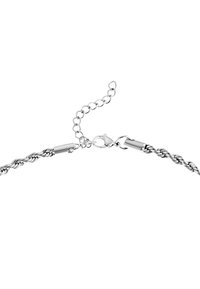 Collana in argento a catena attorcigliata con chiusura a moschettone, caratterizzata da una catena di lunghezza regolabile. Texture liscia con lucentezza metallica.